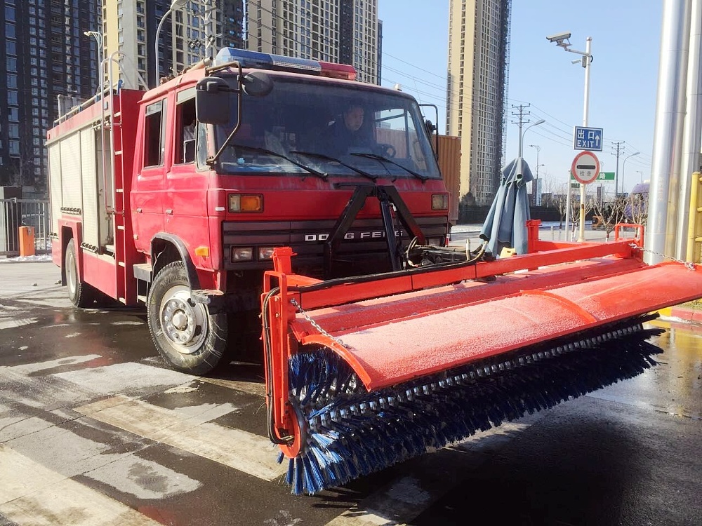 消防除雪滚扫多功能一体车