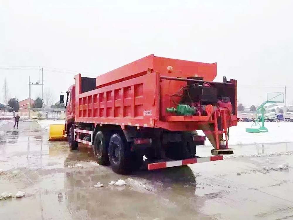 东风天龙大型融雪撒布铲雪车