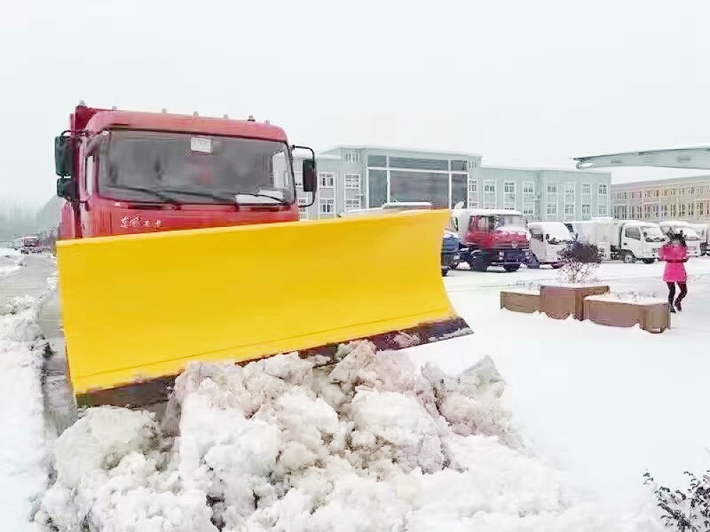 东风天龙大型融雪撒布铲雪车