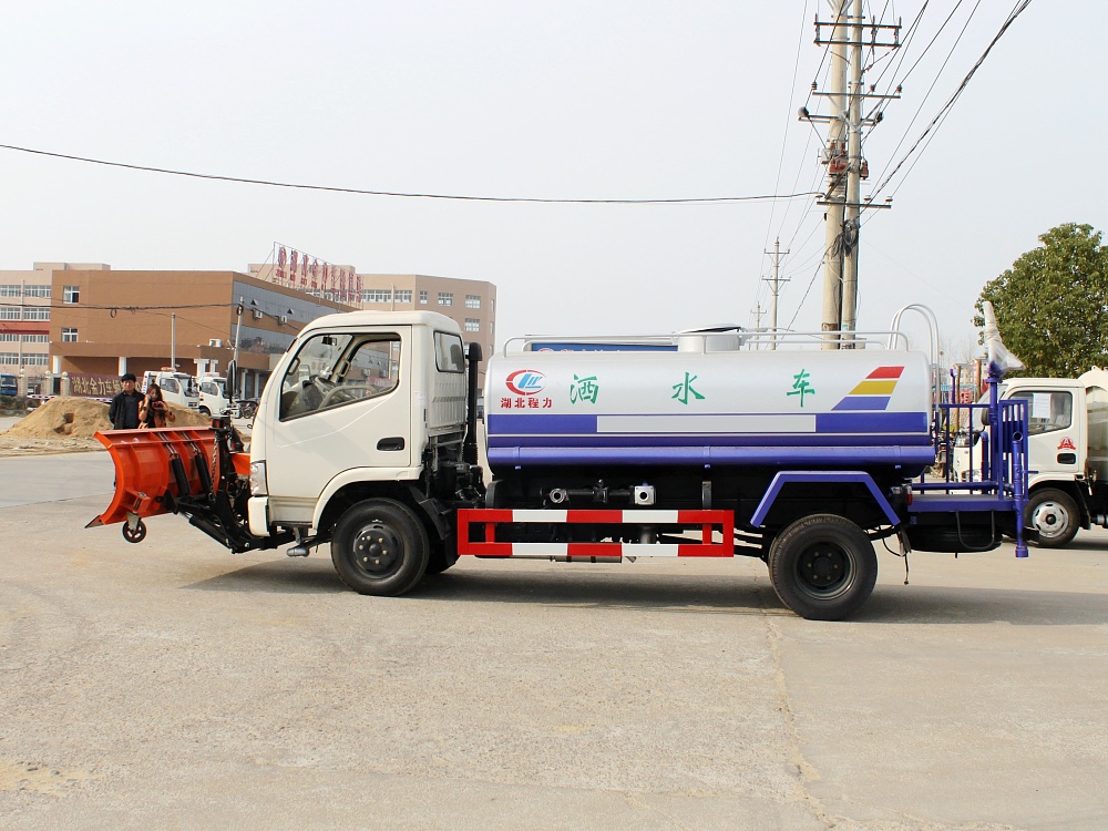 东风小型洒水除雪多功能车