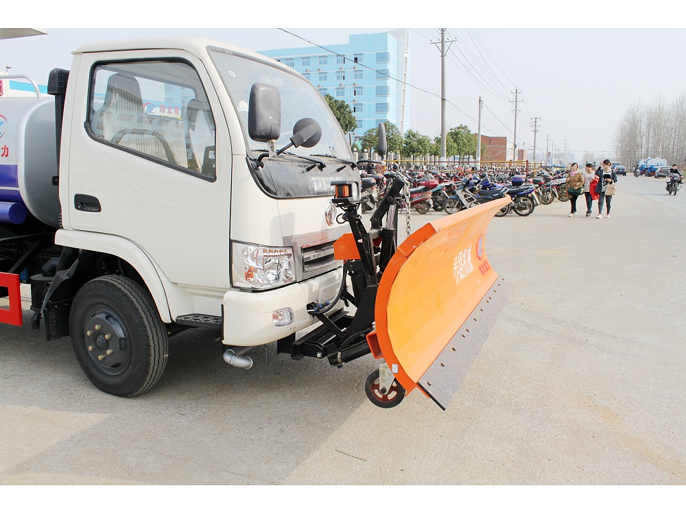 东风小型洒水除雪多功能车