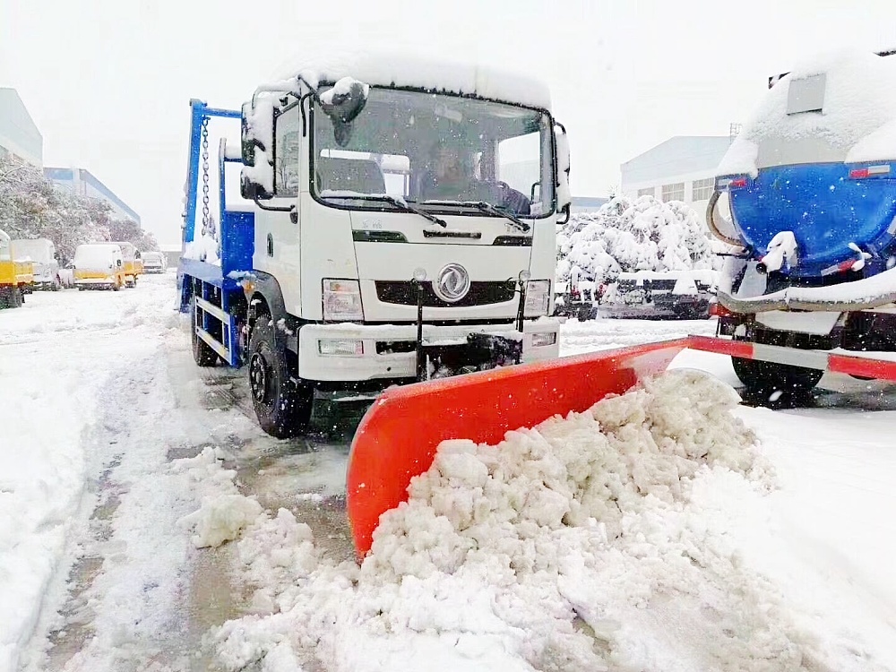 东风T3摆臂垃圾车带推雪铲设备